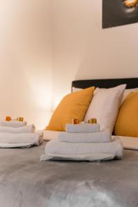 A bed or beds in a room at Campo de' Fiori appartamento via di Grotta Pinta