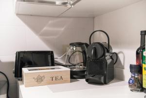 Coffee and tea making facilities at Campo de' Fiori appartamento via di Grotta Pinta