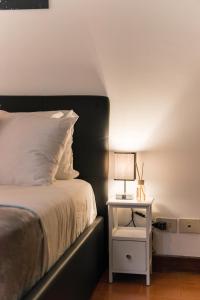 A bed or beds in a room at Campo de' Fiori appartamento via di Grotta Pinta