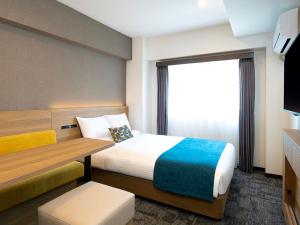 une chambre d'hôtel avec un lit et une fenêtre dans l'établissement FLEXSTAY INN Shinurayasu, à Urayasu