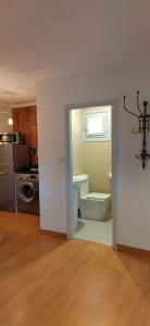 eine Küche mit einem Waschbecken und einem WC in einem Zimmer in der Unterkunft Cabañas Navacerrada in Navacerrada