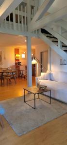 een woonkamer met een witte bank en een tafel bij Cabañas Navacerrada in Navacerrada