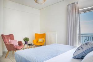 sypialnia z łóżkiem i 2 krzesłami w obiekcie Cactus Apartment w mieście Kefalonia
