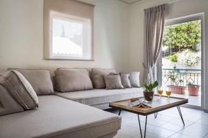 un soggiorno con divano e tavolo di Cactus Apartment a Cefalonia