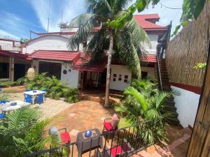 una casa con un patio con una palmera en Villa del Mar en Isla de Mactán