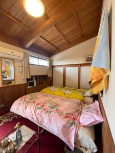 Un pat sau paturi într-o cameră la Kyoto Wakouan Retro Stay