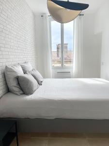 En eller flere senge i et værelse på Appartement Gabriel Centre ville départ Ferry