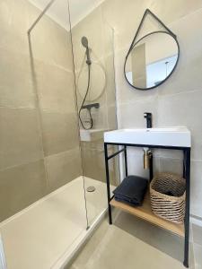 Et badeværelse på Appartement Gabriel Centre ville départ Ferry + 3 billeder