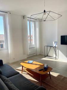 Et tv og/eller underholdning på Appartement Gabriel Centre ville départ Ferry