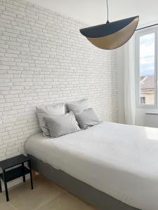 En eller flere senge i et værelse på Appartement Gabriel Centre ville départ Ferry