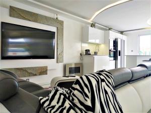Televízia a/alebo spoločenská miestnosť v ubytovaní Maison Sapiac - 4pers - 2 chambres - 3 lits - Clim réversible - Terrasse ombragée et grand jardin - Piscine saison estivale
