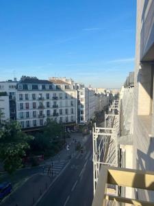 - une vue sur une rue de la ville avec des bâtiments dans l'établissement Entiry apartment, Private rooms in Paris, à Paris