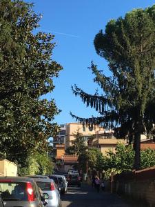 una strada cittadina con auto parcheggiate sulla strada di Gemelli-San Pietro-Trastevere-casa con posto auto a Roma