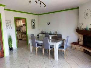 Kuchyňa alebo kuchynka v ubytovaní Villa spacieuse à Saint-Nazaire avec piscine privée