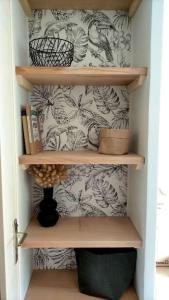 a book shelf in a room with books at Crest Voland, Le Cernix studio de standing rénové in Cohennoz