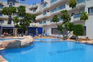a large swimming pool in front of a building at Apartamento en el Cabo roig in Orihuela
