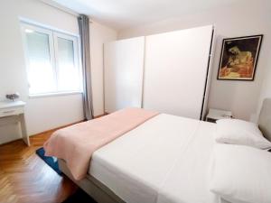 Posteľ alebo postele v izbe v ubytovaní Novouređeni stan s balkonom i pogledom na more