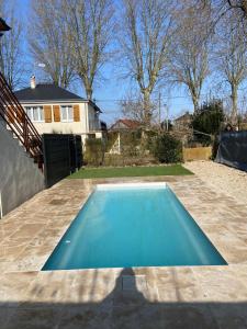 een zwembad in de achtertuin van een huis bij Maison de Vilvent garden calm and gentleness 5 minutes from the Château in Amboise