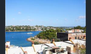 uma vista para um rio com um barco na água em Kent Cosy House em Sydney