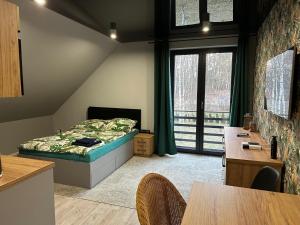 sypialnia z łóżkiem, stołem i krzesłami w obiekcie Apartament nad Jeziorem w mieście Skorochow