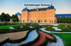 ein großes Gebäude mit einem Garten davor in der Unterkunft Boardinghotel Heidelberg in Heidelberg