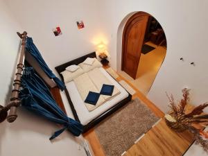 Łóżko lub łóżka w pokoju w obiekcie Égig Érő Fa Vendégház