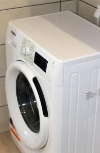een witte wasmachine in de badkamer bij Asteri Apartments Mytikas 2-Bedroom Penthouse 360 Views in Mýtikas