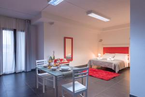 Un pat sau paturi într-o cameră la Delta Rooms +67 fotografii