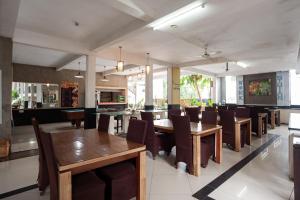 Safwah Bintaro Syariah Mitra RedDoorz tesisinde bir restoran veya yemek mekanı