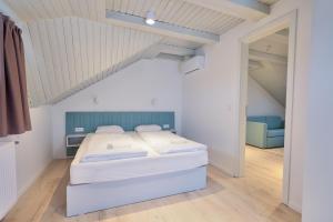 um quarto com uma cama grande num sótão em Villa Oliver 2 Hévíz em Hévíz