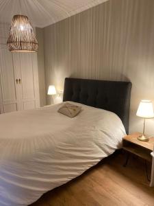 een slaapkamer met een groot wit bed met 2 lampen bij Primera Línea de Mar y Playa in Roses