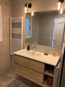 een badkamer met een wastafel en een spiegel bij Primera Línea de Mar y Playa in Roses