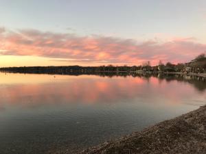 uma grande massa de água com um pôr-do-sol ao fundo em Seespitz Gästehaus em Herrsching am Ammersee