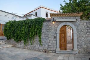 Φωτογραφία από το άλμπουμ του Mansion Eugenie στην Ύδρα