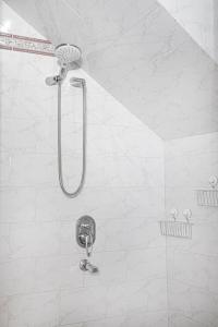 y baño con ducha con cabezal de ducha. en Mansion Eugenie en Hydra