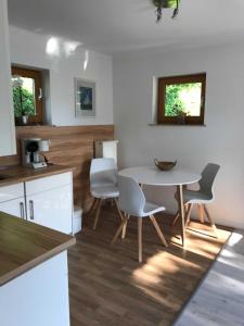 eine Küche mit einem Tisch und Stühlen im Zimmer in der Unterkunft Ferienhaus Eldena Greifswald Steffi Fasten in Eldena