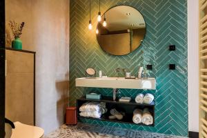 a bathroom with a sink and a mirror at B&B De Scheersehoeve in Holthone