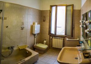 y baño con aseo, bañera y lavamanos. en Agriturismo La Rocca, en San Bartolomeo al Mare