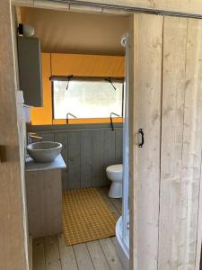 Ένα μπάνιο στο Luxe Safari Lodge Glamping Louloudia