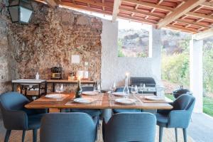 Restaurace v ubytování Mountain Arrabida Lodge by CadenzaLux