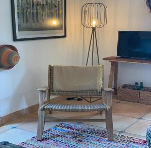 Televízia a/alebo spoločenská miestnosť v ubytovaní Holiday Apartment Javea, Puerto, planta baja, 2 bedr, own garden