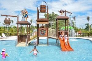 eine Gruppe von Menschen im Wasser in einem Wasserpark in der Unterkunft Princess Family Club Riviera - All Inclusive in Playa del Carmen