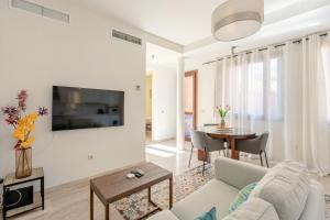 sala de estar con sofá y mesa en Green-Apartments Giralda Views, en Sevilla