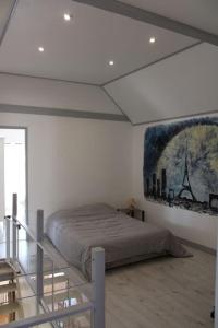 - une chambre avec un lit et une peinture murale dans l'établissement Gîte Natur'Amis, à Rivarennes