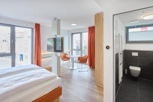um quarto com uma cama e uma mesa com cadeiras em VR-Serviced Apartments Gerstungen em Gerstungen