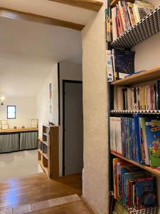 un pasillo con dos estanterías llenas de libros en La maison de gravies, en Anduze