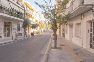 Luxury Apt with Parking-Living Stone Silver في أثينا: شارع فيه شجره وسط الطريق
