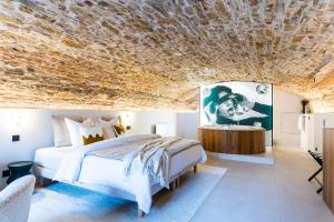布雷斯地區布爾格的住宿－Legend Majestic SPA - Insolite & Unique - Champagne - Parking privé，一间卧室设有一张床和石质天花板
