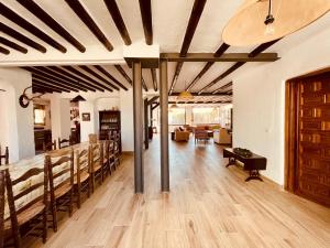 a large living room with wooden floors and a ceiling at Los Palomos casa rural en el centro de Andalucía in Archidona