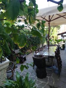 a patio with an umbrella and a table and chairs at Il Ritiro Estivo in Rosignano Solvay